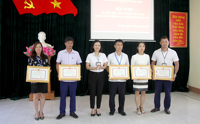 Thừa ủy quyền, Giám đốc Sở VHTT&DL Yên Bái trao tặng danh hiệu Tập thể lao động xuất sắc cho các tập thể.
