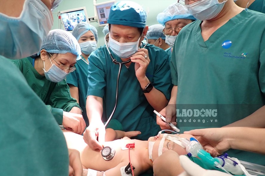 Đến hơn 14h ngày 15.7, 2 bé song sinh dính liền nhau đã được các y, bác sĩ Bệnh viện Nhi đồng Thành phố tách rời thành công.