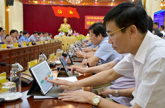 Các đại biểu trong một cuộc họp ứng dụng “phòng họp không giấy”.