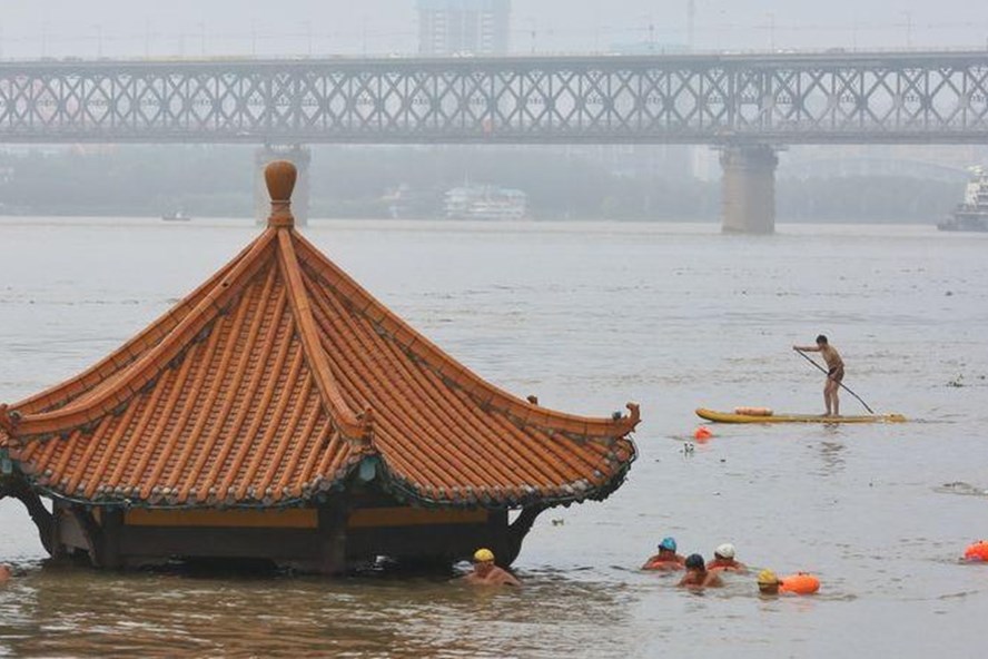 Đoạn sông Dương Tử ở Vũ Hán chìm trong biển nước, ngày 8.7.2020.