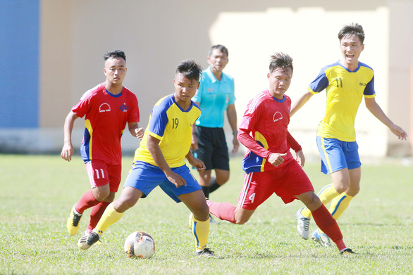 Huỳnh Văn Tiến (11, áo đỏ) trong trận Đồng Tháp hòa Vĩnh Long 1-1 ở giải U21 quốc gia 2019