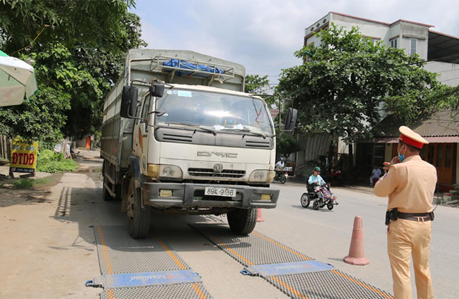 Cán bộ Đội Tuần tra kiểm soát giao thông số 3, Phòng Cảnh sát giao thông, Công an tỉnh cân kiểm tra tải trọng phương tiện.