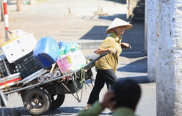 Người lao động Thủ đô vất vả với nắng nóng gay gắt.