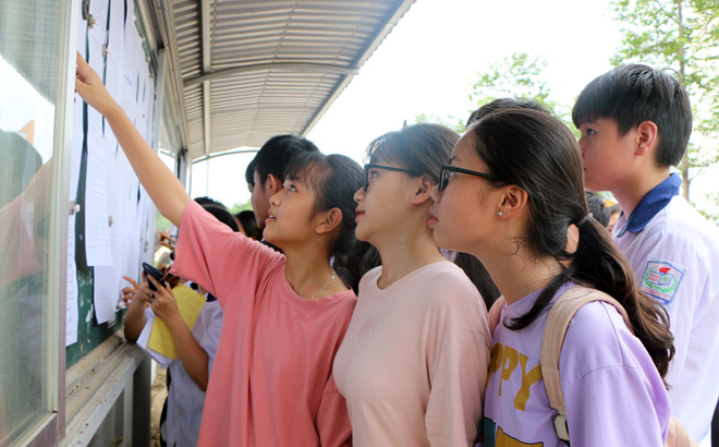 Các thí sinh xem sơ đồ phòng thi và số báo danh tại Điểm thi Trường THPT Chuyên Nguyễn Tất Thành.