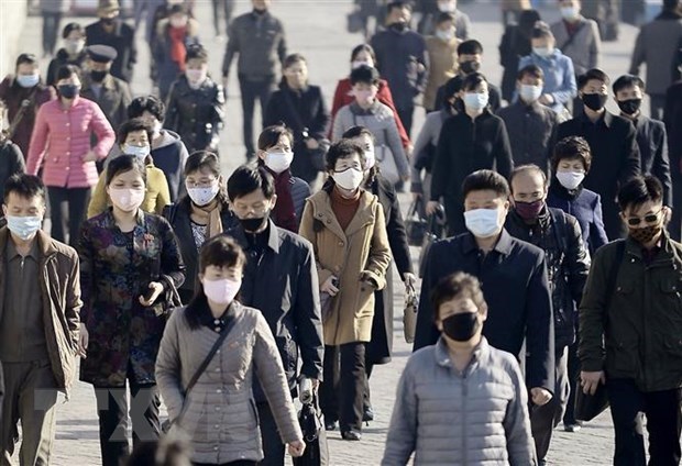 Người dân đeo khẩu trang phòng lây nhiễm COVID-19 tại Bình Nhưỡng, Triều Tiên ngày 1/4/2020.