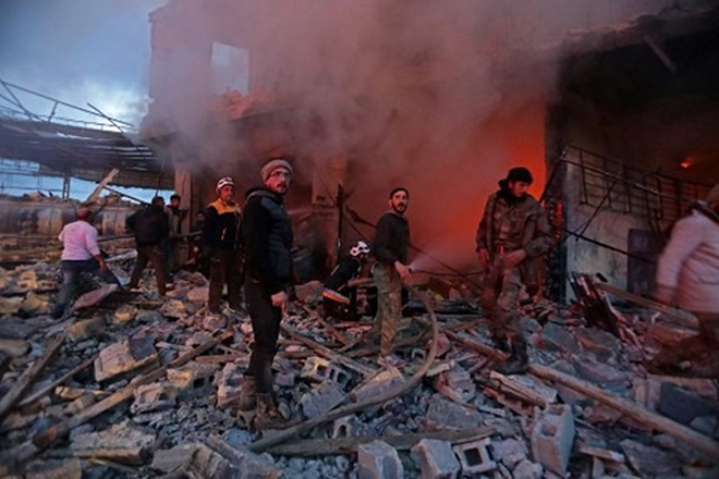 Lực lượng dân phòng Syria và lực lượng Syria do Thổ Nhĩ Kỳ hậu thuẫn đang tìm kiếm nạn nhân trong vụ nổ bom xe ở khu vực biên giới Azaz của Syria, ngày 19.7.