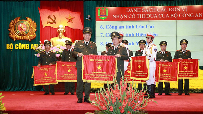 Bộ Công an tặng Cờ đơn vị xuất sắc trong phong trào thi đua “Vì an ninh Tổ quốc” năm 2019 cho Công an tỉnh Yên Bái.