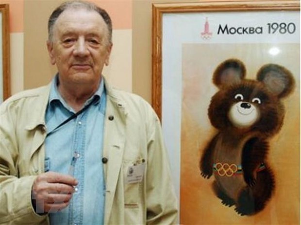 Họa sỹ Viktor Chizhikov chụp ảnh lưu niệm bên cạnh bức tranh gấu Misha - linh vật của Olympic Moskva 1980.