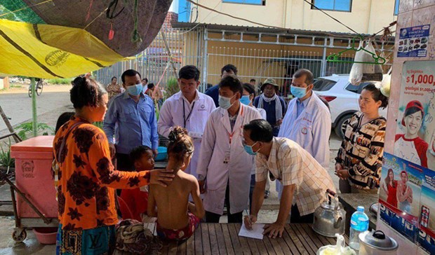 Các bác sỹ khám cho các bệnh nhân bị bệnh lạ.