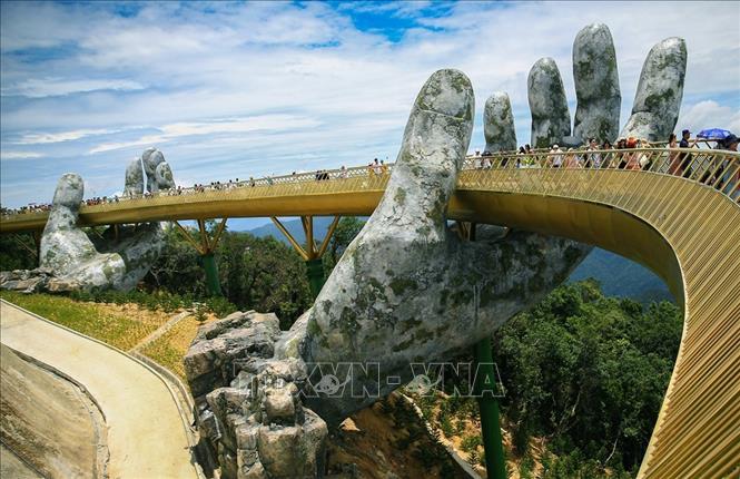 Cầu Vàng - công trình nằm tại vườn Thiên Thai, thuộc khu du lịch Bà Nà Hills, Đà Nẵng.
