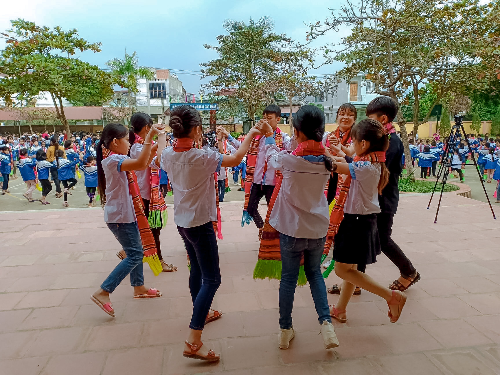 Học sinh Trường TH&THCS Nguyễn Quang Bích tay nắm tay thể hiện 6 điệu xòe cổ trong giờ ra chơi


các trò chơi dân gian được các nhà trường thường xuyên tổ chức