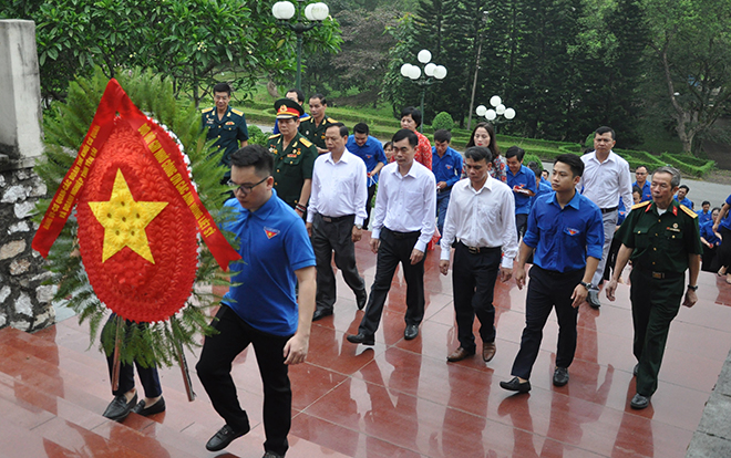 Các đồng chí lãnh đạo Đảng uỷ Khối cơ quan và doanh nghiệp tỉnh dâng hoa viếng các anh hùng liệt sĩ tại Nghĩa trang liệt sỹ trung tâm tỉnh.