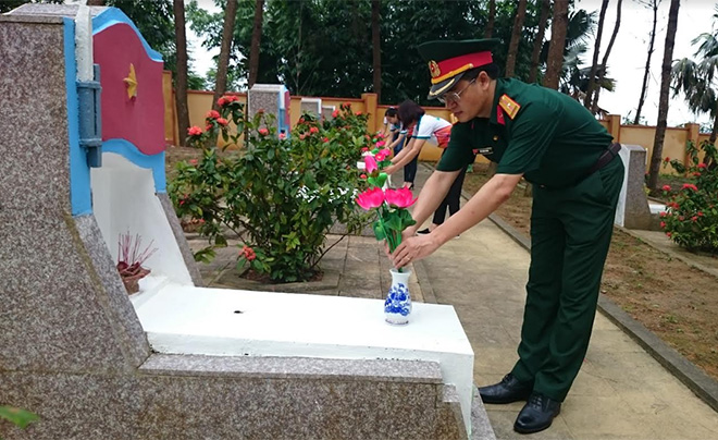 Lãnh đạo, cán bộ Viettel Yên Bái thắp hương tại Nghĩa trang Liệt sĩ phường Nam Cường, thành phố Yên Bái.