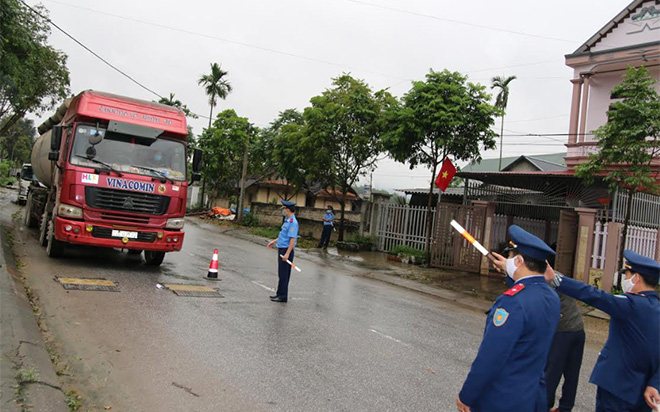 Lực lượng thanh tra giao thông cân kiểm tra tải trọng phương tiện trên quốc lộ 37, đoạn qua thị trấn Thác Bà, huyện Yên Bình.