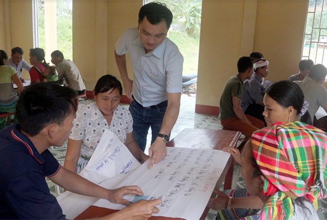 Người dân thôn Khe Tiến, xã Hồng Ca tham gia góp ý thực hiện tiểu dự án tại địa phương.