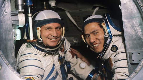 Hai phi hành gia Gorbatko và Phạm Tuân vào ngày 23/7/1980, tại sân bay vũ trụ Bakonur ở Kazakhstan trước khi bay vào vũ trụ bằng phi thuyền Soyuz 37. Ảnh: Tư liệu.