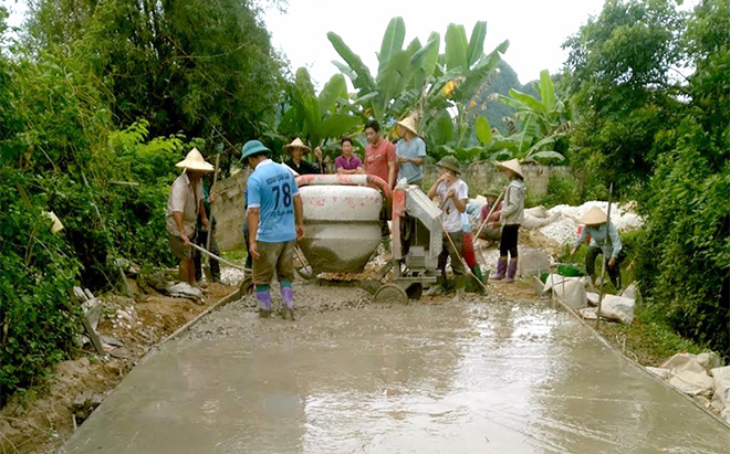 Người dân xã Xuân Long tích cực tham gia phong trào làm đường giao thông nông thôn.