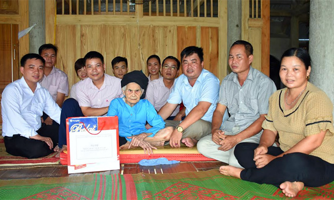 Đoàn thăm và tặng quà Mẹ Việt Nam anh hùng Tạ Thị Mạn ở thôn 3, xã Mường Lai.