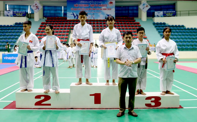 Ban tổ chức trao giải cho các vận động viên đạt thành tích cao môn Karate.