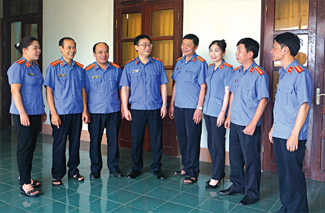 Viện trưởng Viện KSND tỉnh Nguyễn Hoài Nam trao Bằng khen của Viện KSND Tối cao cho các cá nhân có thành tích xuất sắc năm 2019.