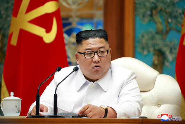 Chủ tịch Triều Tiên Kim Jong Un chủ trì cuộc họp khẩn về ca nghi mắc COVID-19 đầu tiên tại đây.