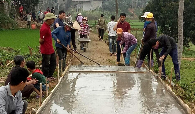 Nhân dân huyện Yên Bình tham gia làm đường giao thông nông thôn.