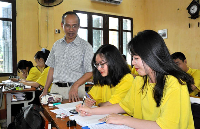Học sinh khối lớp 12 Trường THPT Nguyễn Huệ tích cực ôn luyện.