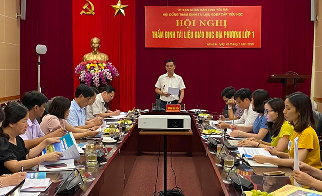 Đồng chí Dương Văn Tiến - Phó Chủ tịch UBND tỉnh, Chủ tịch Hội đồng thẩm định tài liệu giáo dục địa phương cấp tiểu học tỉnh Yên Bái phát biểu kết luận Hội nghị.