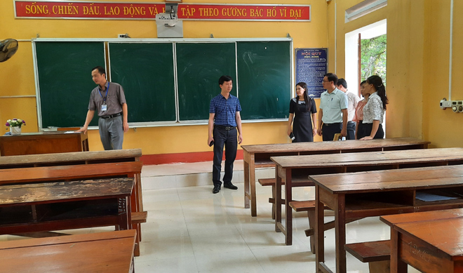 Đoàn công tác kiểm tra tại Trường THPT Hoàng Văn Thụ.