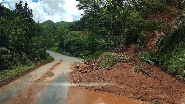 Bùn đất từ trên cao sạt lở tràn xuống tuyến đường Quốc lộ 4H- Nà Hỳ thuộc Điện Biên.