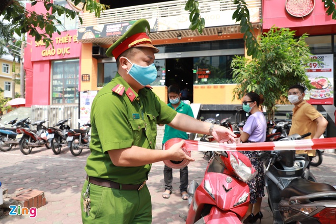 Cảnh sát chăng dây phong tỏa quán pizza có ca nghi nhiễm.