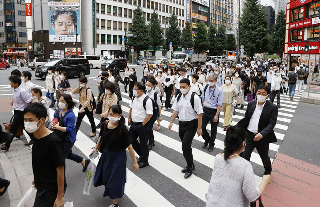 Người dân Nhật Bản đeo khẩu trang trên đường phố ở Tokyo.