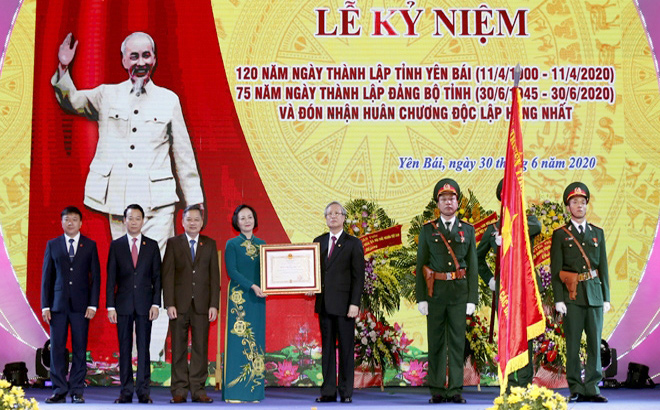 Yen Bai Province is awarded with the Independence Order.