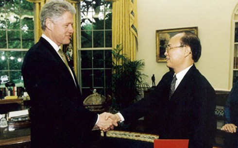 Former Vietnamese Ambassador to the US Le Van Bang in 1997 meets then US President Bill Clinton.