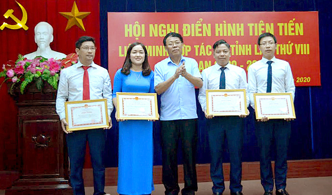 Individuals with outstanding contribution to the ‘Yen Bai joins hands for new-style rural area building’ campaign receive certificates of merit from the provincial People’s Committee.