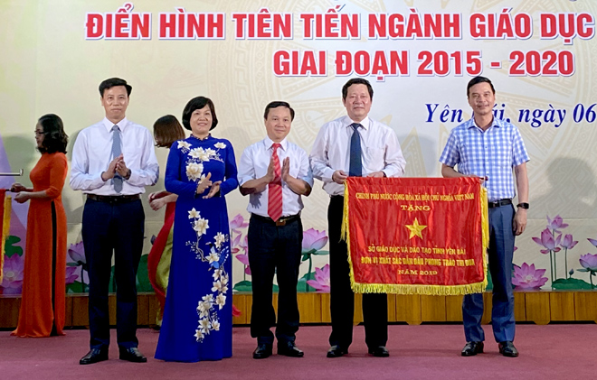 Duong Van Tien, Vice Chairman of the provincial People’s Committee, and First Vice Chairman of the provincial Council for Emulation and Rewards presents the Government’s emulation flag 2019 to the Department of Education and Training. (photo: Thanh Ba)