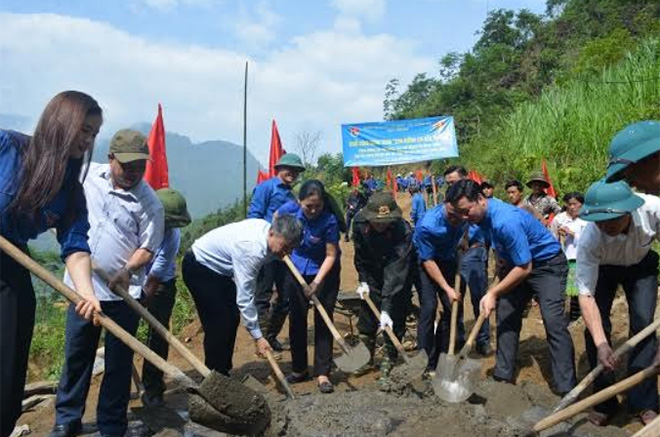 Work starts on a 2-km road to school in Suoi Dam hamlet, An Luong commune, Van Chan district