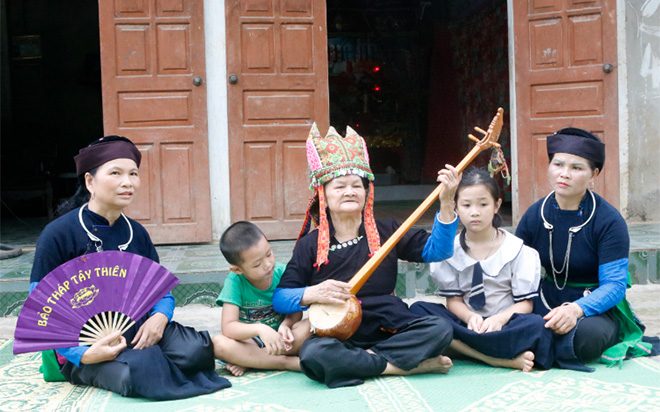 Hoang Thi Quan teaches “Then” to her descendants.

