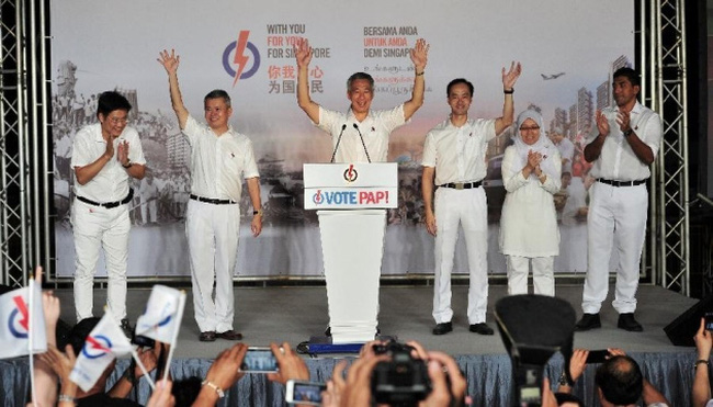 Thủ tướng Lý Hiển Long cùng với nhóm của mình đứng trước người ủng hộ đảng PAP tại sân vận động Toa Payoh, Singapore, ngày 12/9.
