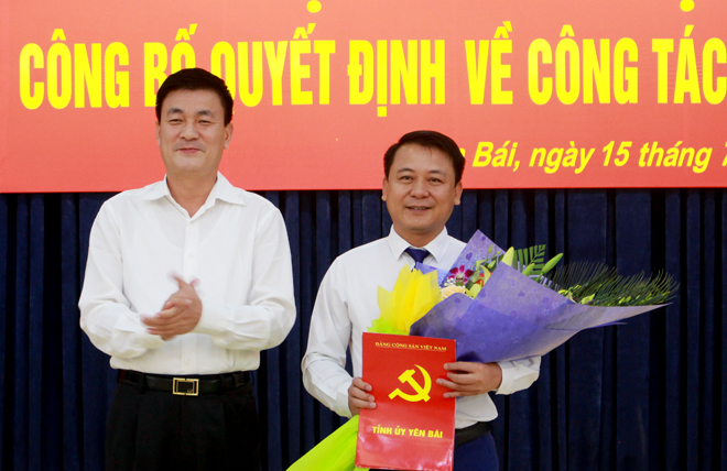Đồng chí Nguyễn Chiến Thắng - Ủy viên Ban Thường vụ Tỉnh ủy, Phó Chủ tịch UBND tỉnh tặng hoa và trao Quyết định cho đồng chí Trần Việt Dũng.