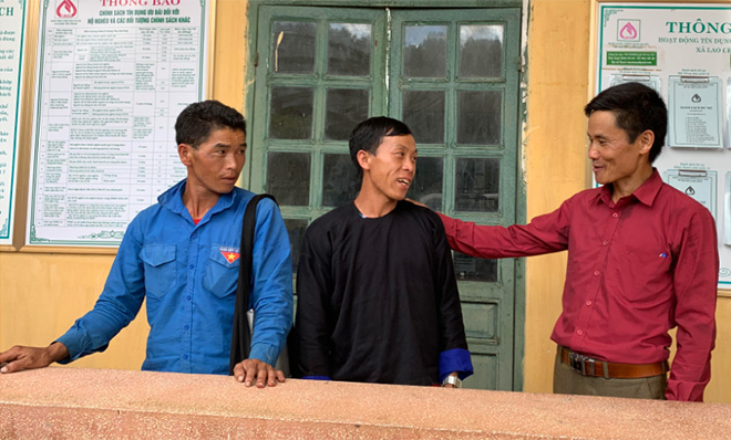Đồng chí Giàng A Vàng - Bí thư Đảng ủy xã Lao Chải (áo đỏ, bên trái) thường xuyên nắm bắt tình hình, động viên nhân dân lao động sản xuất, phát triển kinh tế.