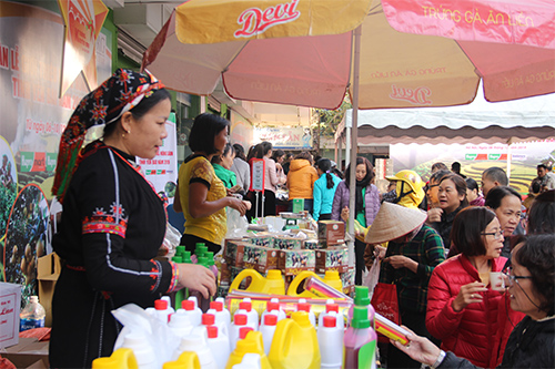 Hàng nông sản Yên Bái bày bán tại siêu thị HaproMart trong “Tuần lễ giới thiệu hàng nông sản tỉnh Yên Bái năm 2019” tại hệ thống siêu thị Hapromart – Intimex Hà Nội.