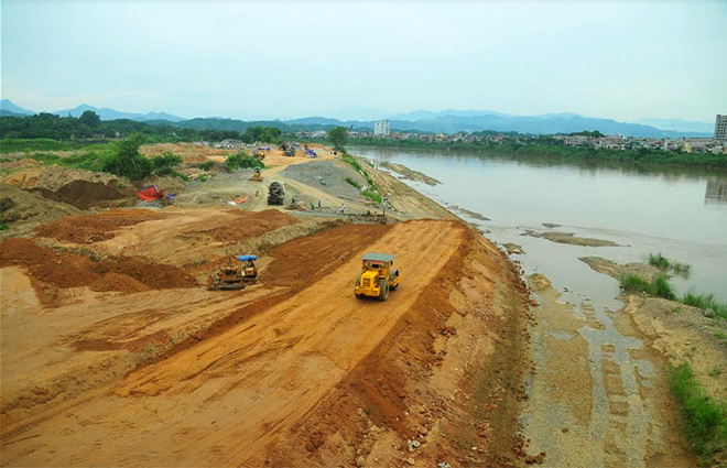 Các đơn vị thi công hệ thống đê, kè dọc sông Hồng đang tập trung đẩy nhanh tiến độ.