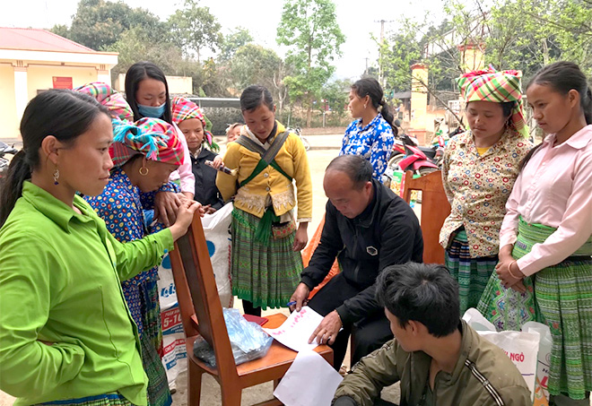 Người dân xã Pá Lau nhận ngô giống theo Chương trình hỗ trợ người dân miền núi gặp khó khăn phát triển kinh tế. (Ảnh: Mạnh Cường)