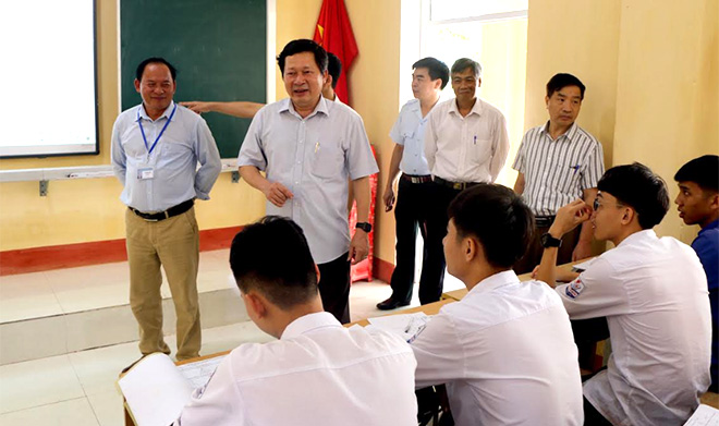 Đồng chí Vương Văn Bằng- Giám đốc Sở Giáo dục và Đào tạo kiểm tra việc ôn luyện cho học sinh khối 12, Trường THPT Lê Quý Đôn, huyện Trấn Yên.