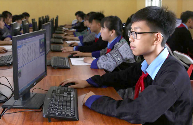 Học sinh Trường PTDTNT THCS huyện Mù Cang Chải trong giờ thực hành môn Tin học.