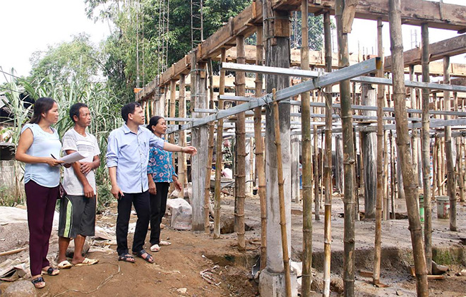 Officials of Thanh Luong commune (Van Chan district) inspect a project to eliminate dilapidated houses for poor households in the area.