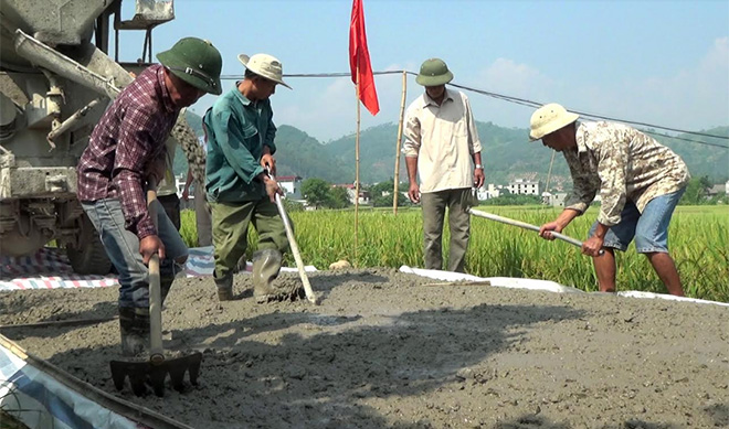 Nhân dân thị trấn Sơn Thịnh tham gia làm đường giao thông nông thôn.