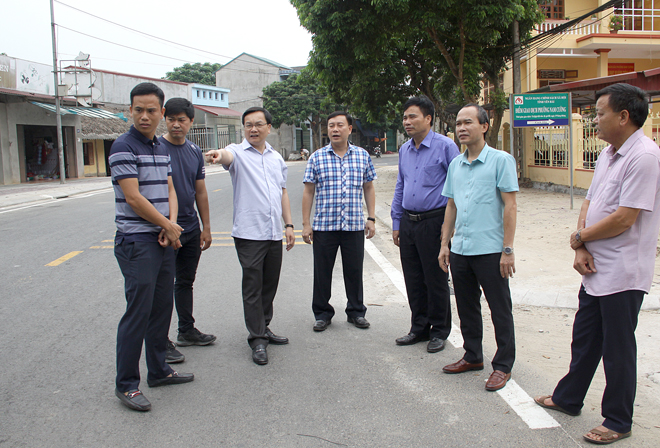 Lãnh đạo Thành ủy Yên Bái kiểm tra chất lượng thi công công trình đường Trần Bình Trọng.