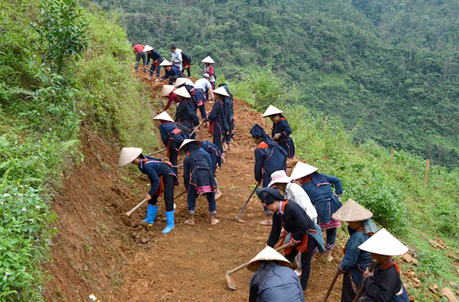 Người dân xã Nậm Lành, huyện Văn Chấn tích cực tham gia làm đường giao thông nông thôn.